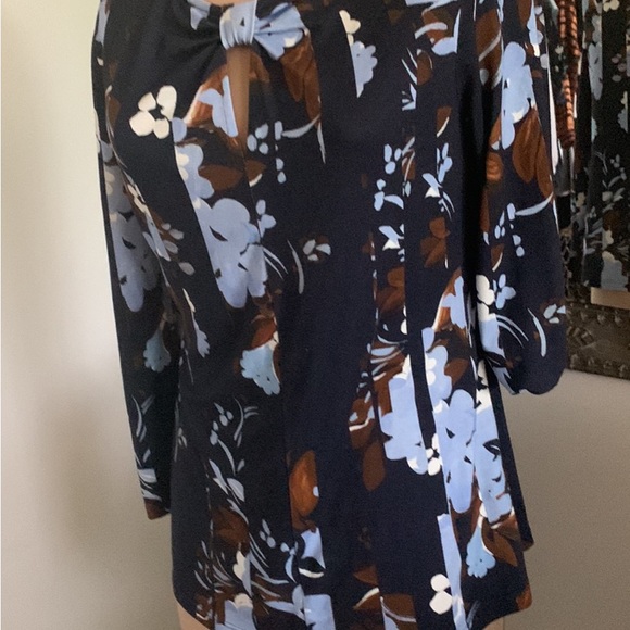 ST. JOHN FLORAL PRINT BLOUSE WITH KEY HOLE CUT OUT IN FRONT. SIZE SMALL - Picture 4 of 6